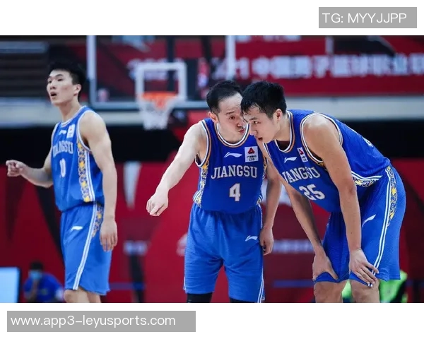 奥特执教首胜喜悦洋溢队员们泼水庆祝难掩激动心情