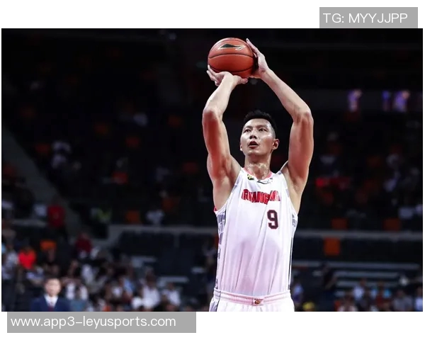 七年前的今天广东男篮球星易建联成功突破CBA万分大关庆祝辉煌成就