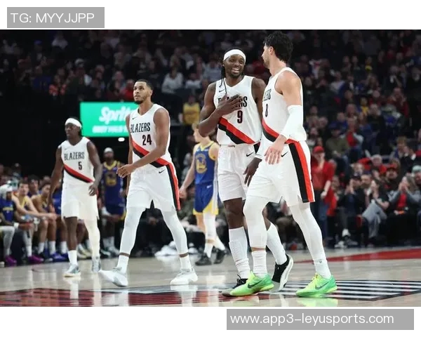 八村压哨三分绝杀后迅速退场被队友抓回现场引发笑声