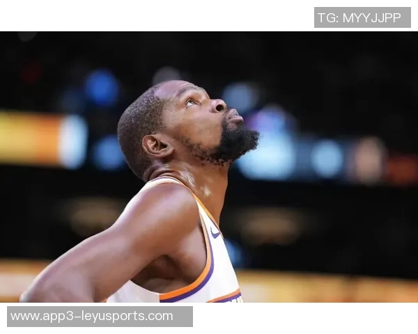 杜兰特幽默回应打球与刷推特的时间安排只需几秒钟轻松搞定