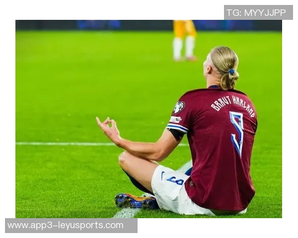 哈兰德社交媒体分享英伦风格穿搭绿色帽子搭配马甲尽显绅士魅力